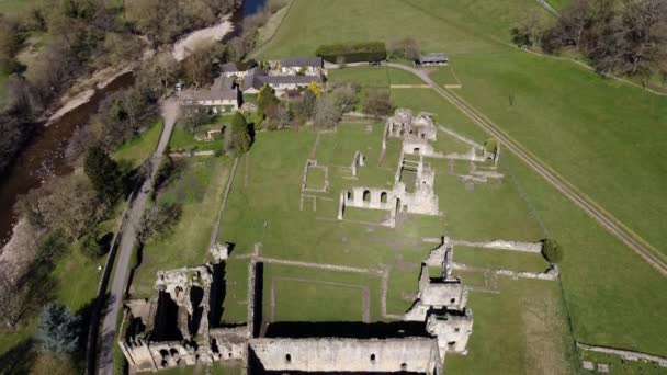 Αεροφωτογραφία Drone Καθώς Κάμερα Γέρνει Από Easby Abbey Για Αποκαλύψει — Αρχείο Βίντεο