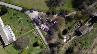 İHA 'nın Richmond, Kuzey Yorkshire' daki Easby Abbey otoparkında dönüşünü gösteren hava görüntüsü