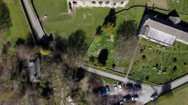 Richmond, North Yorkshire 'daki Easby Manastırı' nın üzerinden İHA 'nın uçuşu gibi görünüyor.
