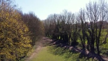 Easby Manastırı 'nın yükselen insansız hava aracı görüntüleri Richmond, Kuzey Yorkshire' daki İstasyon 'da yürüyor.