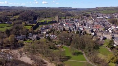 Kuzey Yorkshire 'daki Richmond Market' e yaklaşan bir hava aracı var. Nehir Swale önplanda ve Richmond Kalesi kasabada görülüyor.