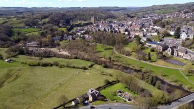 Hava aracı atışı Richmond Market Place, North Yorkshire 'dan uzaklaşıyor. Nehir Swale önplanda ve Richmond Kalesi kasabada görülüyor.