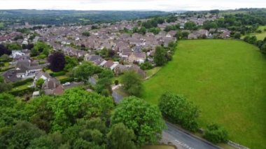 Richmond, North Yorkshire 'daki yerleşim bölgesi üzerinde Richmond Kalesi' ne doğru insansız hava aracı uçuşu.