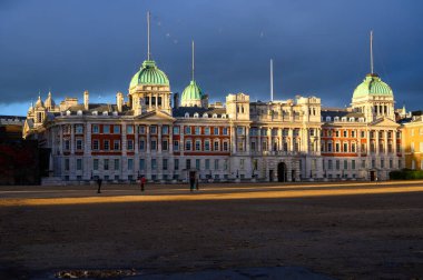 LONDON - 3 Kasım 2020 Eski Deniz Kuvvetleri Binası altın batan güneş ışığı ve kara bulutlu Atlı Muhafız Yürüyüşü ile yıkandı.