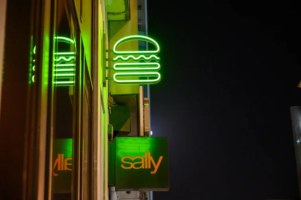 Londen November 2020 Shake Shack Neon Hamburgerbord Boven Sally Beauty — Stockfoto