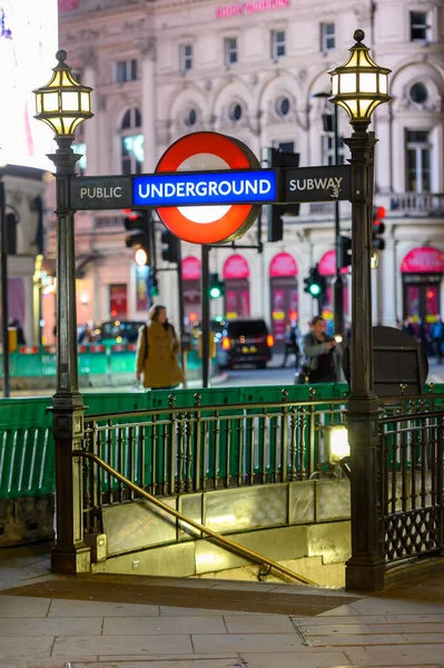 London Listopada 2020 Wejście Metrem Stacji Metra Piccadilly Nocy Oświetlone — Zdjęcie stockowe