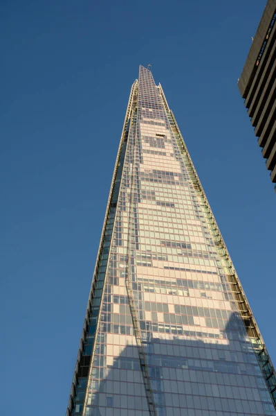 ロンドン 2020年11月4日 澄んだ青い空に対して黄金の太陽の光で照らされたシャード — ストック写真