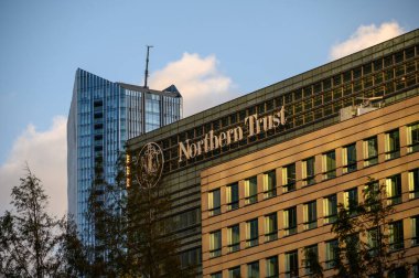 LONDON - 4 Kasım 2020 Northern Trust logosu ve imzası 50 Bank Street Northern Trust binasının tepesinde, Canary Wharf