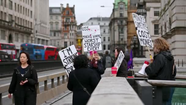 Londres Março 2020 Palestrantes Marcantes Com Cartazes Fora Somerset House — Vídeo de Stock