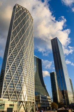 LONDON - 4 Kasım 2020 Canary Wharf 'taki modern cam ve çelik gökdelenler