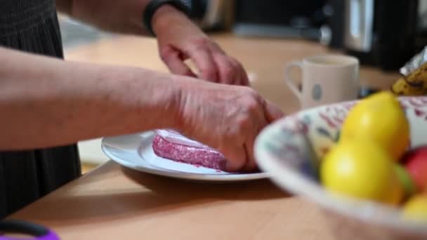 Paketten Tabağa Kıymalı Biftek Mutfaktaki Bir Sonraki Aşaması Için Hazır — Stok video