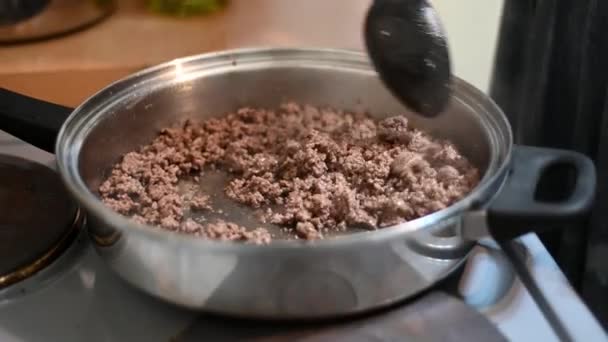 Fresh Juicy Minced Beef Sizzles Stirs Hot Pan Cooked Perfection — Stockvideo