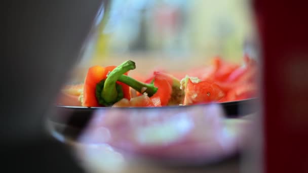关注新鲜切碎的红辣椒的鲜活色彩 背景中的活动模糊不清 — 图库视频影像