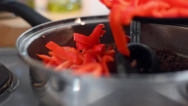 Adunk Egy Kis Színt Ételhez Szeletelt Pirospaprika Egy Forró Serpenyőben — Stock videók