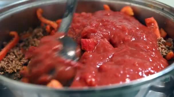 Patrz Jak Soczyste Pomidory Siekane Mieszane Gorącej Patelni Skwierczącej Mielonej — Wideo stockowe