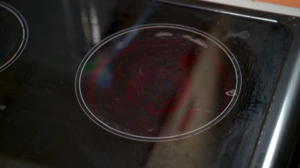 一个被刮伤和磨损的电灯泡环打开了 并在加热的过程中逐渐发红 — 图库视频影像