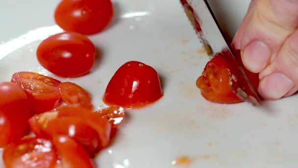 Primo Piano Coltello Affilato Come Rasoio Che Affetta Pomodori Prugne — Video Stock