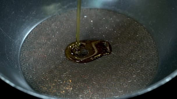Olivenöl Wird Zeitlupe Eine Heiße Pfanne Gegossen Und Offenbart Die — Stockvideo