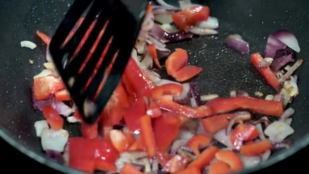 Eine Feurige Mischung Aus Gehackten Paprika Und Zwiebeln Brutzelt Einer — Stockvideo