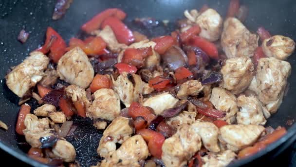 Ένας Γευστικός Συνδυασμός Κοτόπουλου Κόκκινης Πιπεριάς Και Τηγανισμένου Κρεμμυδιού — Αρχείο Βίντεο