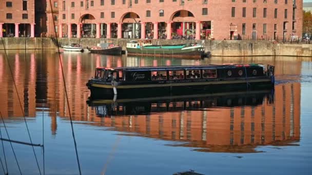 Liverpool November 2019 Restaurant Canal Boat Turning Albert Dock Liverpool — Stock Video
