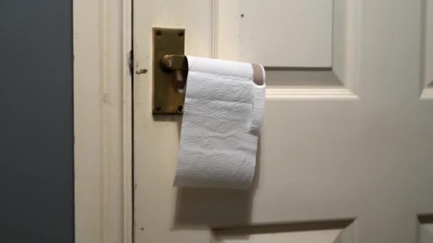 一个空的卫生纸挂在黄铜门把手上 — 图库视频影像