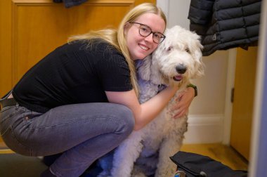 Bir kadın, kürklü arkadaşıyla sevgi ve şefkat dolu bir anı paylaşır. Güzel bir İngiliz çoban köpeğiyle..