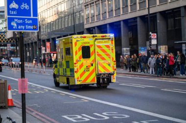 LONDON - 12 Kasım 2022: Londra sokaklarında mavi ışıklar yanıp sönen acil ambulans