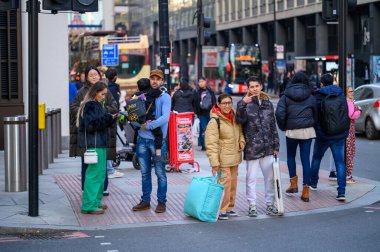 LONDON - 12 Kasım 2022: Meşgul bir Londra caddesinin koşuşturması ve koşuşturması geçmeyi bekleyen yayaların bu sahnesinde ele geçirildi.