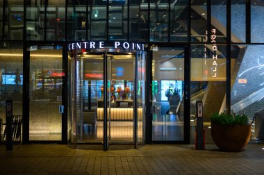 12 Kasım 2022 'de Merkez Noktası' nın tüm ihtişamıyla girişi göz kamaştırıcı bir etki yaratacak şekilde aydınlatıldı..