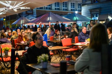 12 Kasım 2022 'de Covent Garden' ın gece yemeği ve açık hava restoranında hareketli bir sosyalleşme ortamını tecrübe edin..