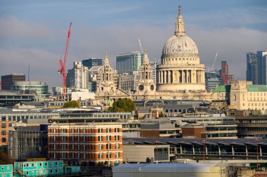 13 Kasım 2022: OXO Kulesi 'nden şehir manzarası ve St. Paul Katedrali' nin keyfini çıkarın. Londra 'da nefes kesici manzaralı turistik bir yer..