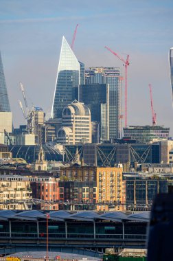 LONDON - 13 Kasım 2022: Londra şehrinin ufuk çizgisini ve simgelerini OXO Tower perspektifinden görmek, kentsel manzaranın çarpıcı manzarasına sahip, ziyaret edilmesi gereken turistik bir cazibe.
