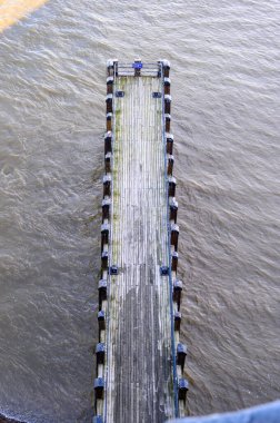 Londra 'nın Thames Nehri' nin kuş bakışı görüntüsünü ve OXO Kulesi 'nden görülen bir iskeleyi alın. Şehrin mimarisini ve şehir güzelliğini keşfedin..