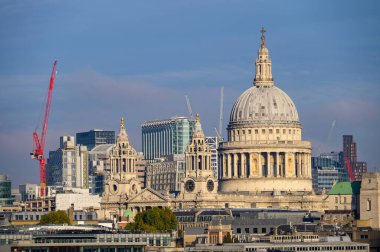 LONDON - 13 Kasım 2022: St Paul Katedrali Londra ufuk çizgisindeki binaların arasına yerleştirildi
