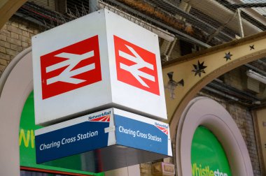 Charing Cross tren istasyonunun önündeki bu tabela, İngiliz demiryolu tarihinin klasik bir amblemidir..