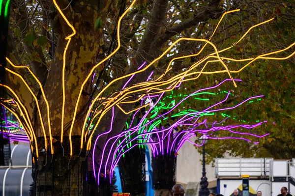 2022 크리스마스등으로 나무들 장식되어 런던의 사우스 뱅크를 산책을 하면서 분위기로 — 스톡 사진