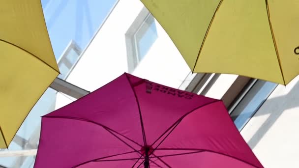Лондон Сентября 2020 Склонитесь Вниз Виду Ярко Окрашенных Зонтиков Открыть — стоковое видео