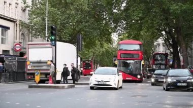 12 SEPTEMBER 2020: High Holborn Londra 'nın şehir merkezinde yoğun bir kavşak, metro istasyonunun önünden geçen bir trafik, toplu taşıma ve banliyö yolculuğu merkezi..