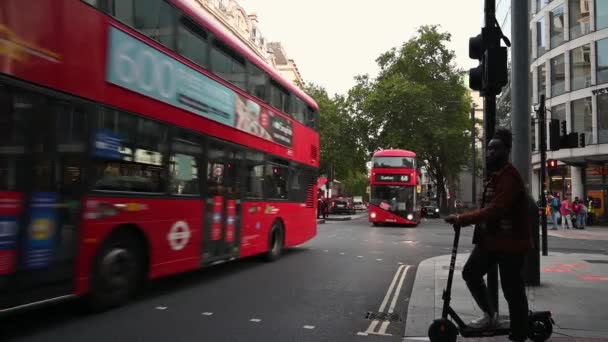 Тондон Септембе 2020 Серед Метушливого Метушливого Центру Лондона Людина Електричному — стокове відео