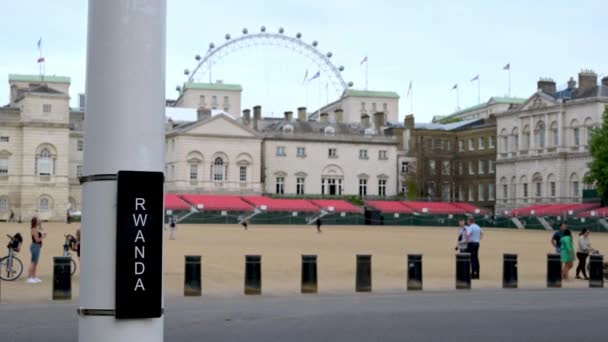 ロンドン 2022年5月18日 象徴的なロンドンのランドマークであるホースガードパレードは 明るく晴れた夏の天候の中で 国際文化と遺産を祝うルワンダのサインの背景です — ストック動画