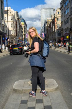 16 Mayıs 2022 'de genç bir fotoğrafçı sokak fotoğrafçılığına olan tutkusunu ifade ederek Londra sokaklarının hareketli enerjisini eşsiz ve sanatsal bir perspektifle çerçeveledi.