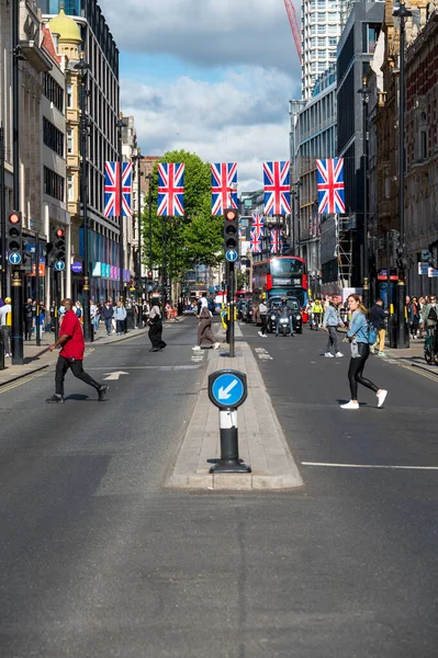 2022年5月16日 在繁忙的伦敦街道上方悬挂着欧盟杰克旗 在繁忙繁忙的城市生活中营造了欢庆白金诞辰的气氛 — 图库照片