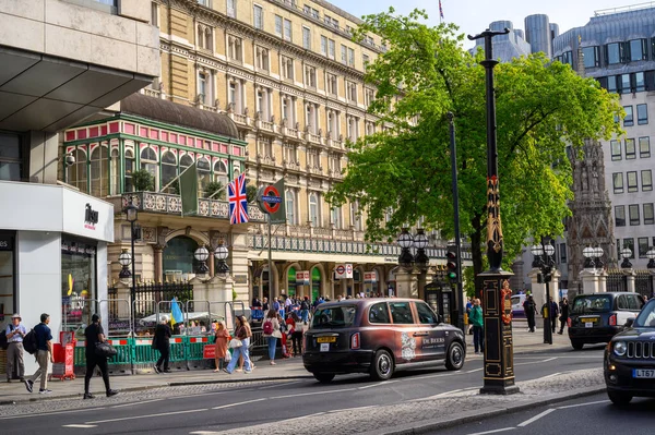 2022年5月18日 伦敦出租车在Charing Cross Station外的Strand为通勤者和游客提供礼貌高效的服务 — 图库照片