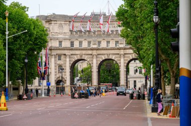 LONDON - 18 Mayıs 2022: Londra 'daki Deniz Kuvvetleri Başı, platin yıldönümü kutlamaları ve şenlikli İngiliz gururu için beyaz bayraklar ve İngiliz bayraklarıyla süslendi.