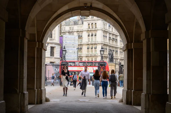 2022年5月18日 一个繁忙的伦敦场景 人们穿过入口拱门来到了马卫士游行 背景是标志性的红色双层巴士 — 图库照片