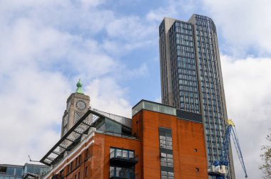 LONDON - 21 Nisan 2023: Londra 'nın OXO ve Southbank Tower gökdelenlerinde modern yaşamın cazibesini keşfedin, nefes kesen manzaralar ve önemli mekanlar.