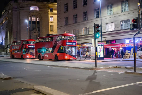 2023年4月21日 体验伦敦标志性的交通系统 有两辆红色双层巴士深夜在南岸的市政厅巴士站等候 — 图库照片