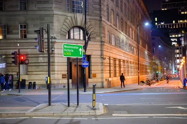 London Kwietnia 2023 Odkryj Słynne Zabytki Londynu Oświetlonym Znakiem Drogowym — Zdjęcie stockowe