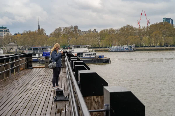 Egy Szőke Női Fotós Ragadja Meg London Nyüzsgő Városképét Egy — Stock Fotó
